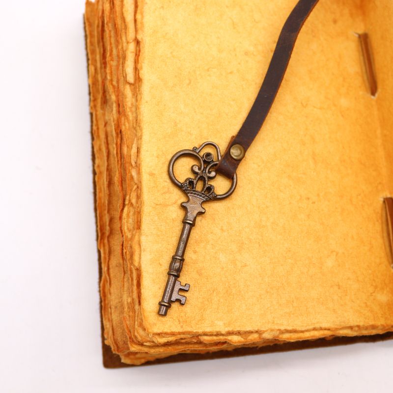 Oiled Leather & Key - 13x18cm