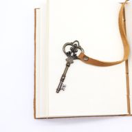 Oiled Tan Leather & Key - 13x18cm