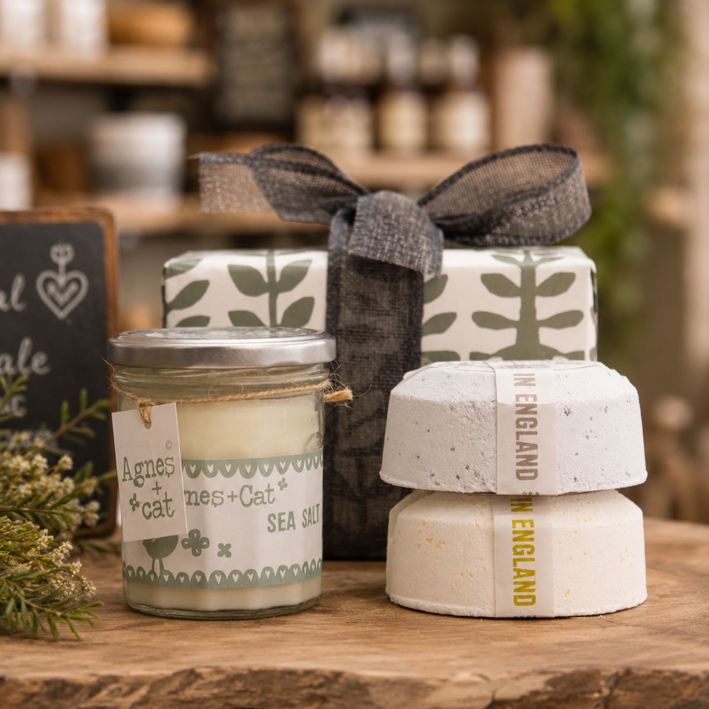 Agnes & Cat Gift Boxes with Candle and 2 Bath Fizzers