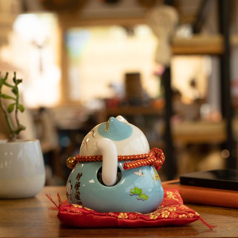 Ceramic Money Cat Moving Hand  - Blue on Cushion (battery not included)