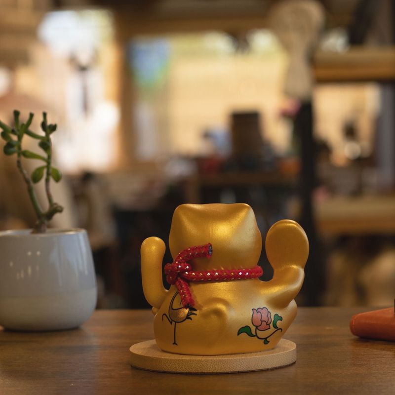 Solar Money Cat Wooden Base - Gold moving Hand