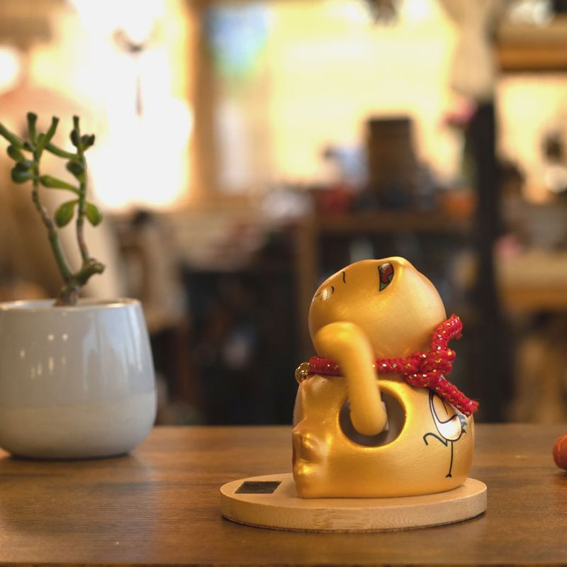 Solar Money Cat Wooden Base - Gold moving Hand