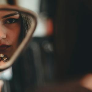 Pebble Shaped Mirrors for Make up Professionals and Retailers